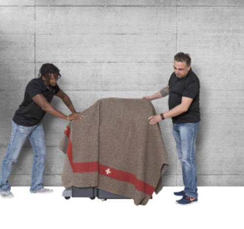 Service-Team vor Wand
